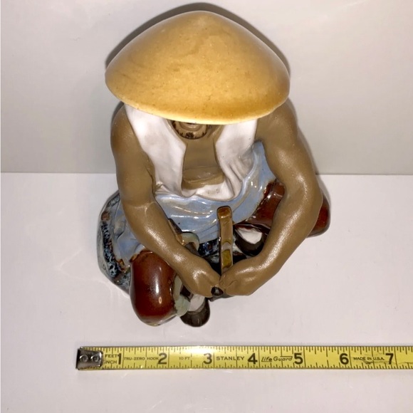 Vintage Man Wearing Hat, Seated With Hammer Glazed Mudware Figurine - Picture 12 of 12